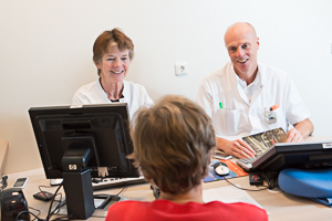 Patiënt in gesprek met 2 zorgverleners van urologie en gynaecologie