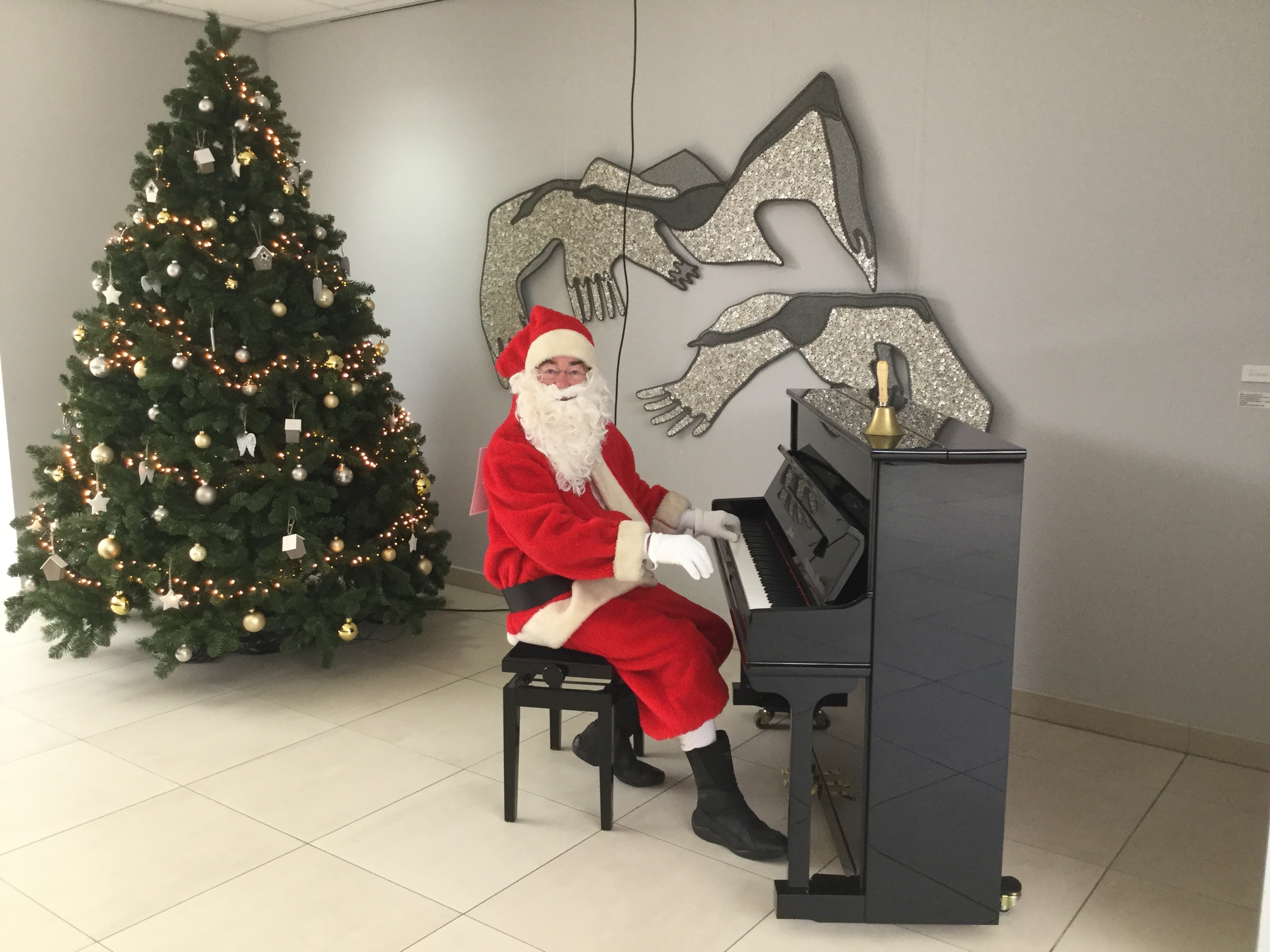 Kerstman speelt op piano