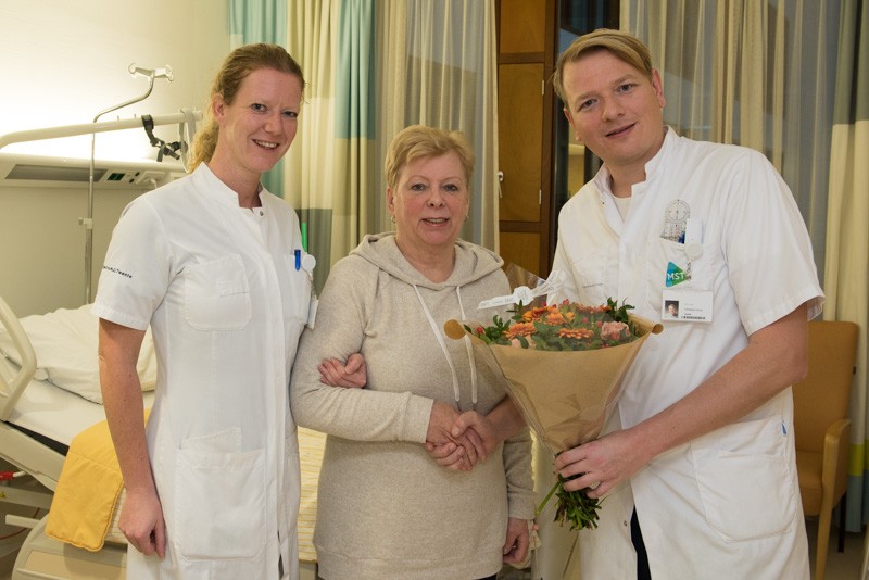 den Hartog en Verra met patiënt met totale heupprothese via voorste benadering