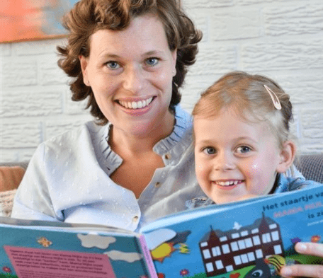 Janne en haar dochter lezen Mama Nijlie is ziek