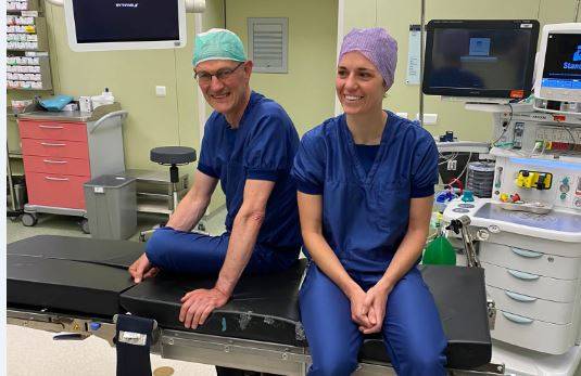 Vaatchirurg Bob Geelkerken en arts-onderzoeker Floor Metz in operatiekamer MST over nepoperaties