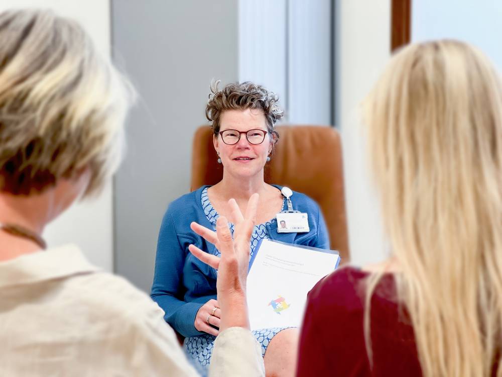 Psycholoog Frederiek van Heerikhuizen tijdens groepsprogramma oncologie